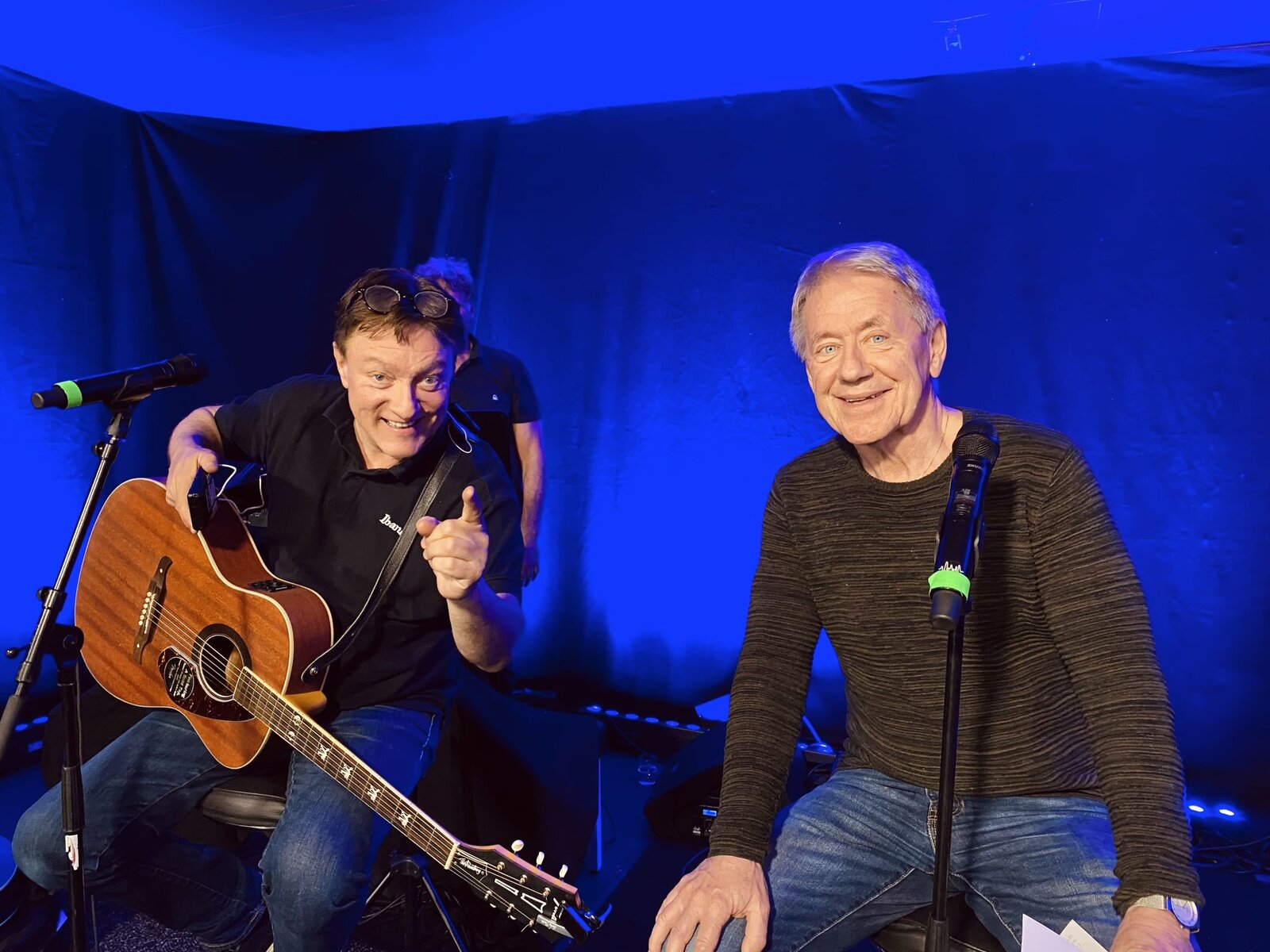 Tor Endresen og Rune Larsen klar for konsert på Fanatorget - profesjonelt livestream-oppsett